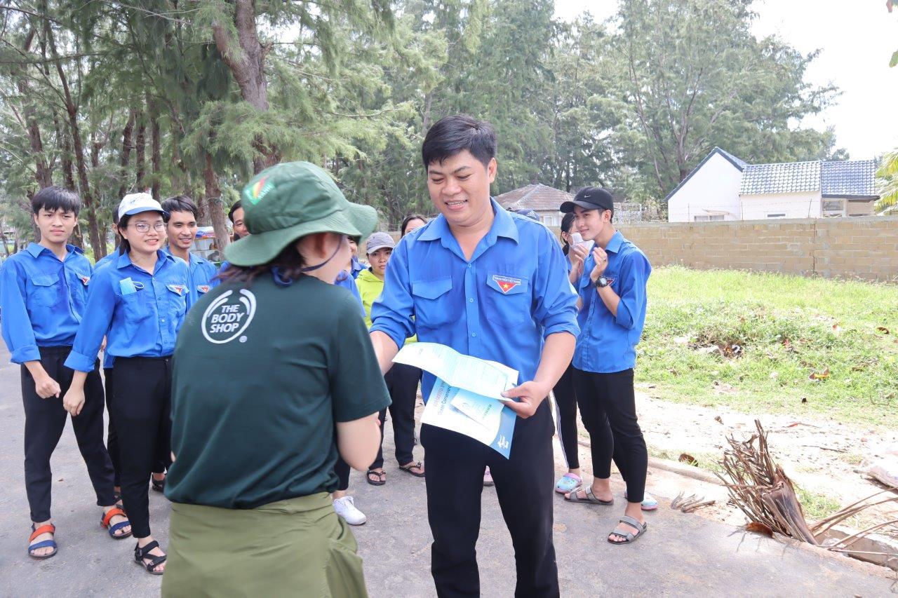 Vào[-]ngày[-]28/09/2019[-]vừa[-]qua,[-]đáp[-]lại[-]lời[-]kêu[-]gọi[-]cứu[-]biển[-]của[-]tổ[-]chức[-]Ocean[-]Conservancy,[-]The[-]Body[-]Shop[-]đã[-]tổ[-]chức[-]Ngày[-]Dọn[-]Dẹp[-]Bãi[-]Biển[-]Long[-]Hải[-]-[-]TP.HCM[-]với[-]50[-]tình[-]nguyện[-]viên[-]là[-]nhân[-]viên[-]công[-]ty[-]và[-]30[-]bạn[-]đoàn[-]viên[-]thuộc[-]Đoàn[-]Thanh[-]Niên[-]Thị[-]Trấn[-]Long[-]Hải.[-]Đây[-]cũng[-]là[-]hoạt[-]động[-]hưởng[-]ứng[-]ngày[-]Quốc[-]Tế[-]Dọn[-]Dẹp[-]Bãi[-]Biển[-]lần[-]thứ[-]34[-]-[-]ngày[-]tình[-]nguyện[-]lớn[-]nhất[-]thế[-]giới[-]nhằm[-]thu[-]gom[-]rác[-]tại[-]bờ[-]biển[-]ở[-]địa[-]phương.[-]
